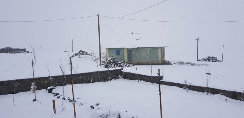 <p>Havaların istenilen düzeyde ısınmadığı Bayburt'ta yüksek kesimlerde sabah saatlerinde kar yağışı etkili oldu. Dumlu, Üzengili gibi yüksek rakımlı köylerde, yaylalarda aralıklı olarak kar yağışı devam ediyor.</p>