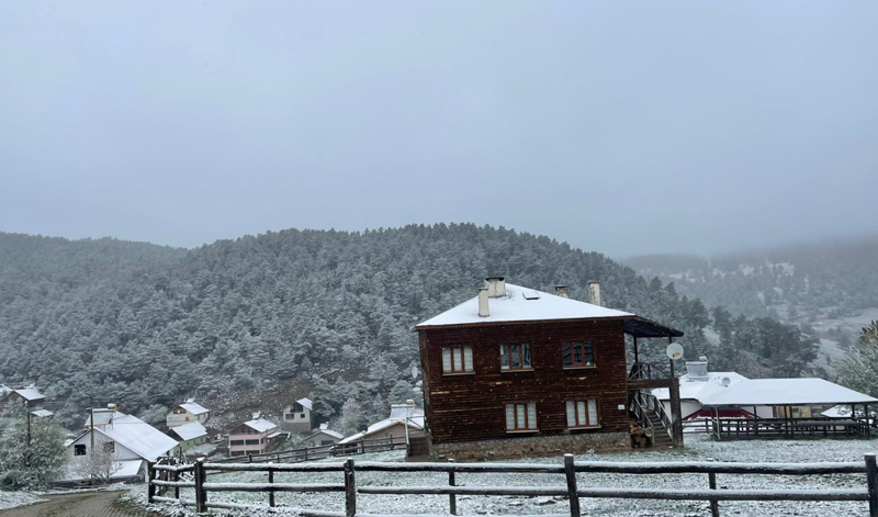 <p>Suşehri ile Zara ilçeleri arasındaki Geminbeli Geçidi'nde de kar yağışı etkili oluyor.</p>