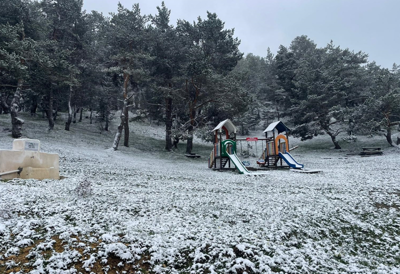 <p>Karadeniz'i İç Anadolu'ya bağlayan Suşehri-Sivas kara yolu güzergahındaki 2 bin 10 rakımlı Geminbeli Geçidi'nde akşam saatlerinde başlayan kar yağışı etkisini sürdürüyor.</p>