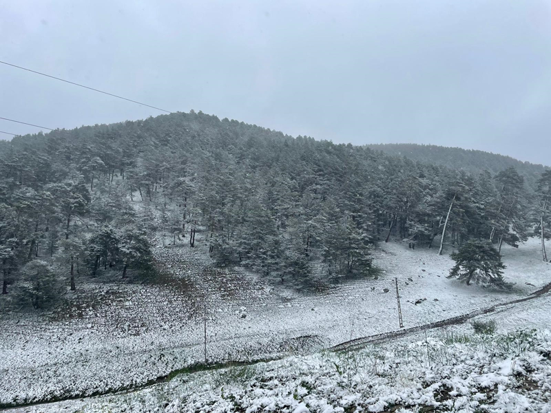 <p>İlkbahar ve yaz aylarında çok sayıda doğaseverin uğrak yeri olan, ilçeye 17 kilometre uzaklıktaki yayla kısmen karla kaplandı.</p>