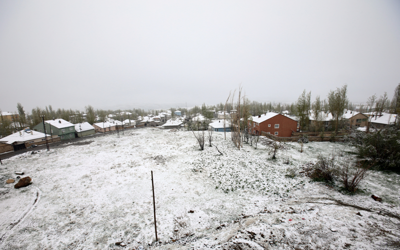 <p>İlçede dün akşam etkili olan sağanak, sabaha karşı yerini kara bıraktı.</p>