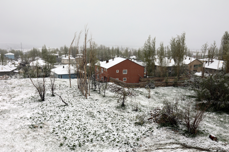 <p><b> Van'ın</b> Başkale ilçesinde sabah saatlerinde kar etkili oldu.</p>