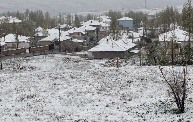 <p>Kar yağışıyla sıcaklığın hissedilir derecede düştüğü ilçede, ağaçlar ve araçların üzeri karla kaplandı, yüksek kesimler beyaza büründü.</p>