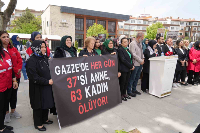 <p>Özkul, 'Pazar günü Anneler Günü. Günlerdir her yerde tatlı bir telaş yaşanıyor. Anneler Günü öksüzlerin ve evladını kaybeden annelerin de ağır imtihanı fakat bir yandan da dünyanın orta yerinde, yanı başımızda Filistin'de, Gazze'de, Refah'ta yaşanan soykırım nedeniyle anne olmak hiç bu kadar zor olmamıştı.</p>