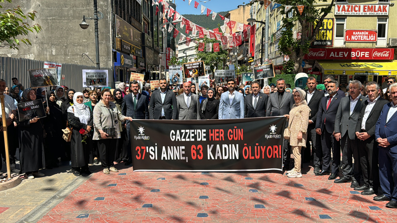 <p>Sakarya'da Gar Meydan�'nda bir araya gelen kad�nlar, d�viz ve pankart ta��d�.</p>