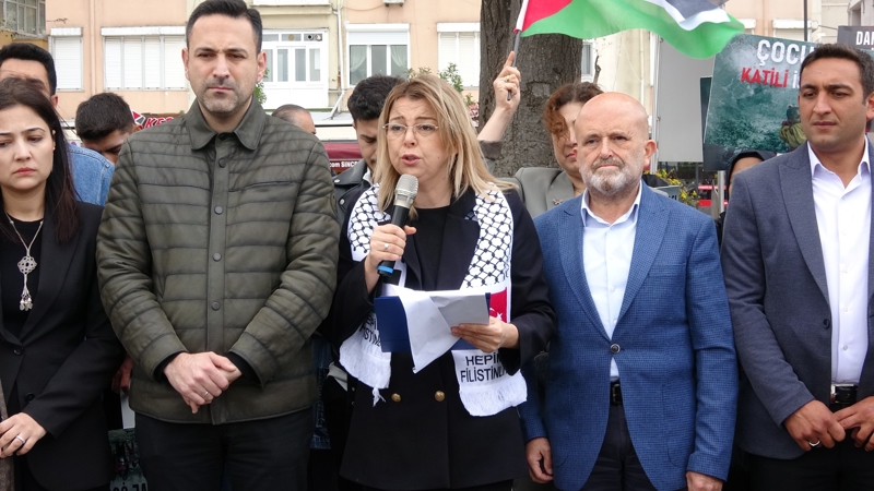 <p>Bas�n a��klamas�n� yapan AK Parti �anakkale �l Kad�n Kollar� Ba�kan� �zlem Karaday�, 'Pazar g�n� Anneler G�n� . G�nlerdir her yerde tatl� bir tela� ya�an�yor. Anneler G�n� �ks�zlerin ve evlad�n� kaybeden annelerin de a��r imtihan�. Fakat bir yandan da d�nyan�n orta yerinde, yan� ba��m�zda Filistin'de, Gazze'de, Refah'ta ya�anan soyk�r�m nedeniyle anne olmak hi� bu kadar zor olmam��t�. Biz bug�n okuldan gelecek �ocuklar�m�z�, Gazzeli anneler ise �ocuklar�na verecek bir lokma ekme�i bekliyor. Bizler kar��mas�n diye �ocuklar�m�z�n defterlerine, kitaplar�na isim yazarken, Gazzeli anneler ise cesetleri te�his edilebilsin diye �ocuklar�n�n kollar�na isim yaz�yor. Bir kad�n, bir anne olarak �ok net ifade ediyorum.' dedi. </p>
