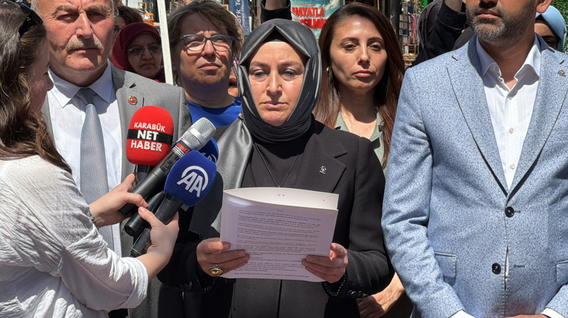 <p>Burada konu�an AK Parti �l Kad�n Kollar� Ba�kan� Yasemin Turan, Filistin, Gazze ve Refah'ta ya�anan soyk�r�m nedeniyle anne olman�n hi� bu kadar zor olmad���n� s�yledi.</p>