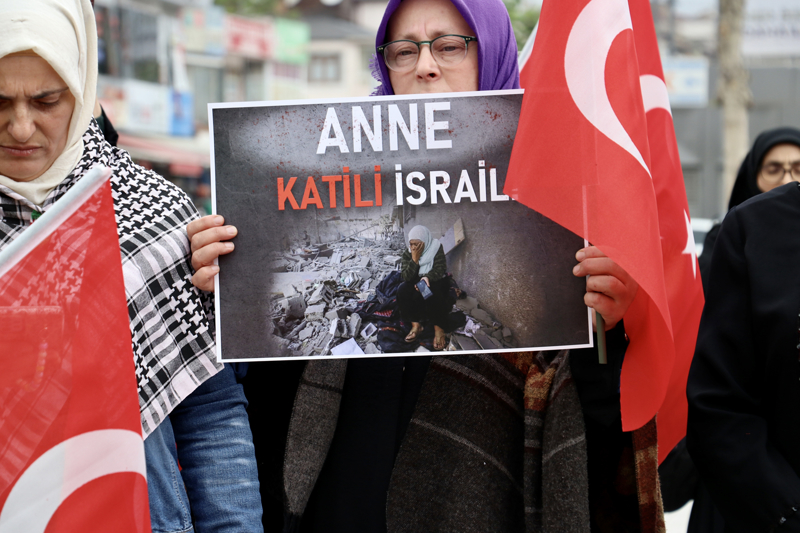 <p>Filistin'de sa�l�k sisteminin ��kmesi nedeniyle yakla��k 6 bin hamile kad�n�n risk alt�nda oldu�una i�aret eden Turan, her g�n 180 annenin �l�mle burun buruna do�um yapt���n� kaydetti.</p>