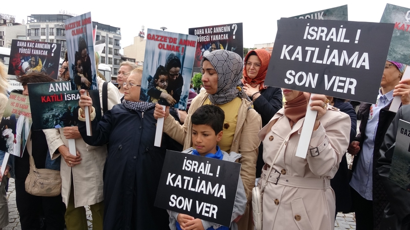 <p>�anakkale'de AK Parti �anakkale �l Kad�n Kollar� taraf�ndan �skele Meydan�'nda Anneler G�n� vesilesiyle, Gazze'de ya�am haklar� elinden al�nan anneler i�in bas�n a��klamas� d�zenlendi.</p>