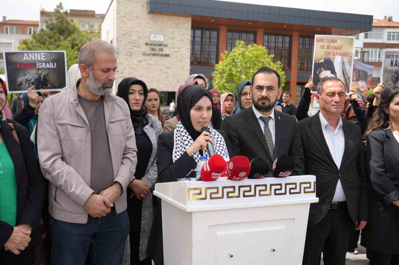 <p>Niğde Ömer Halisdemir Meydanı'nda yapılan basın açıklamasında AK Parti Niğde Kadın kolları Başkanı Nurdan Özkul anneler adına İsrail'e çağrıda bulundu, ateşkes için bir adım beklediklerini ifade etti.</p>