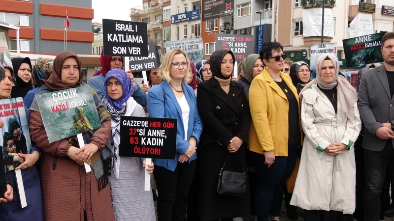 <p>AK Parti <b>�anakkale </b>�l Kad�n Kollar� taraf�ndan Anneler G�n� vesilesiyle Gazze'de ya�am haklar� elinden al�nan anneler i�in bas�n a��klamas� ger�ekle�tirildi.</p>