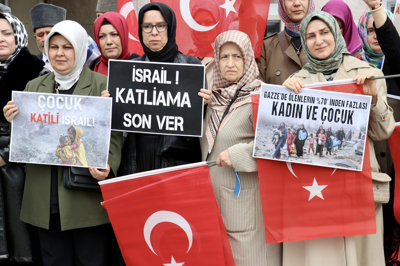 <p>Turan, Hamas'�n ate�kes anla�mas�na ili�kin �nerileri onaylad���n� bildirmesine de�inerek, 'Ancak �a�r�ya ra�men �zellikle Gazze ve Refah'ta artarak devam eden sald�r�lar �srail'in niyetini ortaya koymu�tur. Biz anneler olarak �srail'e bir kez daha �a�r�da bulunuyoruz; ate�kes i�in bir ad�m bekliyoruz. �srailli yetkililere soruyorum; vadedilmi� topraklar hedefinizi, hayattan kopard���n�z annelerin ve �ocuklar�n bedenleri �zerine mi in�a edeceksiniz?' ifadesini kulland�.</p>