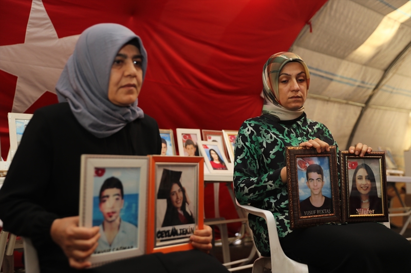 <p>Anneler Günü'ne çocuklarının özlemiyle giren anneler, evlatlarından gelecek müjdeli haberi bekliyor. Eylem sayesinde çocuklarını terörün pençesinde kurtaran aileler de oturma eylemini sürdüren ailelere zaman zaman destek ziyaretinde bulunuyor.</p>