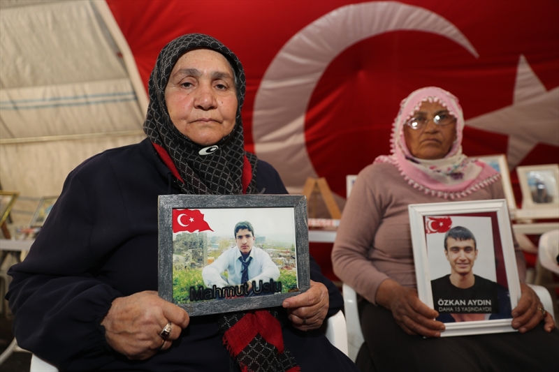 <p>'Anneler Günü'nde oğlum gelip elimi öpüyordu, 'Anneler Günün kutlu olsun.' diyordu. Ben de ona, 'Bana bir Yasin'i Şerif oku bana yeterdir.' diyordum. Beni çok seviyordu, onu çok özledim. Dört gözle oğlumun yolunu gözlüyorum. İnşallah bir gün gelecek ve Anneler Günü'nde evde olacak, onu kucağıma alıp doyasıya öpeceğim. Oğlum seni çok özledim, lütfen güvenlik güçlerimize teslim ol.'</p>