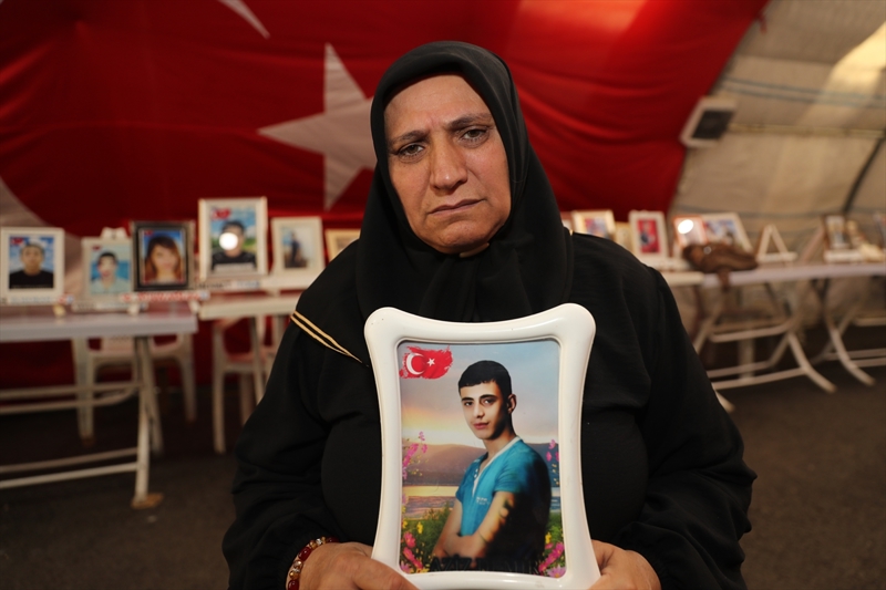 <p>Çok özlediği oğluna kavuşana dek eyleme devam edeceğini anlatan Demir, şunları kaydetti: <span >'Bizler perişan olduk, ne gecemiz gece ne de gündüzümüz gündüzdür. Sebep olanlara Allah hakkımızı bırakmasın. Bu Anneler Günü'nde inşallah çocuklarımız gelip ellerimizi öper, biz de mutlu oluruz. Onlar gelmeden mutlu olamıyoruz.'</span></p>