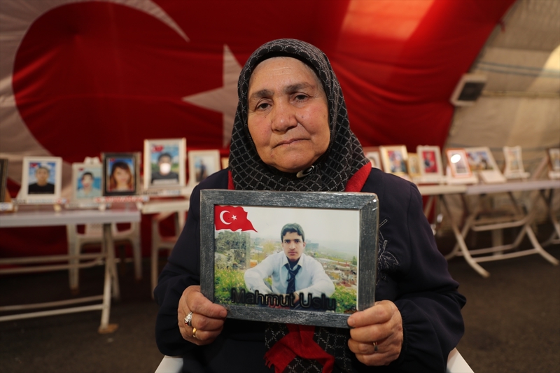 <p>Evladı yanında olmadığı için ne bayram ne de özel günleri kutlayamadıklarını dile getiren Çağmar, 'Yavuz sen Anneler Günü'nde gelip elimi öperdin. Oğlum gitmeden önce bayramda veya Anneler Günü'nde gelip elimi öperdi. O günleri çok özledim. Seni çok özledim yavrum, kokuna hasret kaldım. Gel artık bu çilemiz bitsin. Bu Anneler Günü'nde oğlum gelir, bu hasret biter ve oğluma kavuşurum inşallah.' diye konuştu.</p>