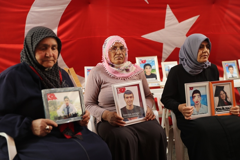 <p>Her gün umutla oğlundan gelecek müjdeli bir haber beklediğini belirten Uslu, evladından ayrı geçirdiği her günün işkence gibi olduğunu kaydetti.</p>