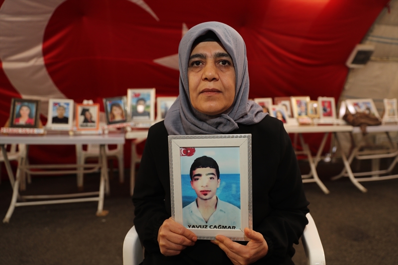 <p>9 yıl önce 16 yaşında dağa kaçırılan oğlu Aziz için eylem yapan anne Güzide Demir de evlat acısının dayanılmaz bir acı olduğunu, oğluna kavuşma umudunu hiçbir zaman yitirmediğini belirtti.</p>