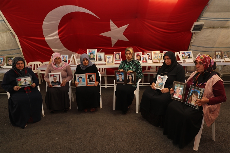 <p>Diğer ailelerin evlat nöbetinde umutlu bekleyişi sürüyor.</p>