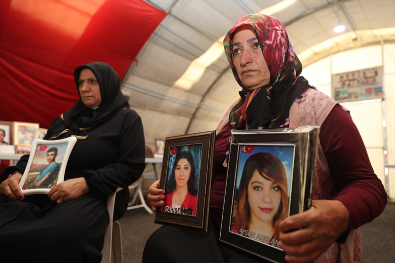 <p>Diyarbakır'dan 14 yıl önce 18 yaşında kandırılarak dağa götürülen oğlu Mahmut için eylem yapan anne Bedriye Uslu, AA muhabirine, sağlık durumu el verdiği müddetçe oğluna kavuşmak için mücadele etmeyi sürdüreceğini söyledi.</p>