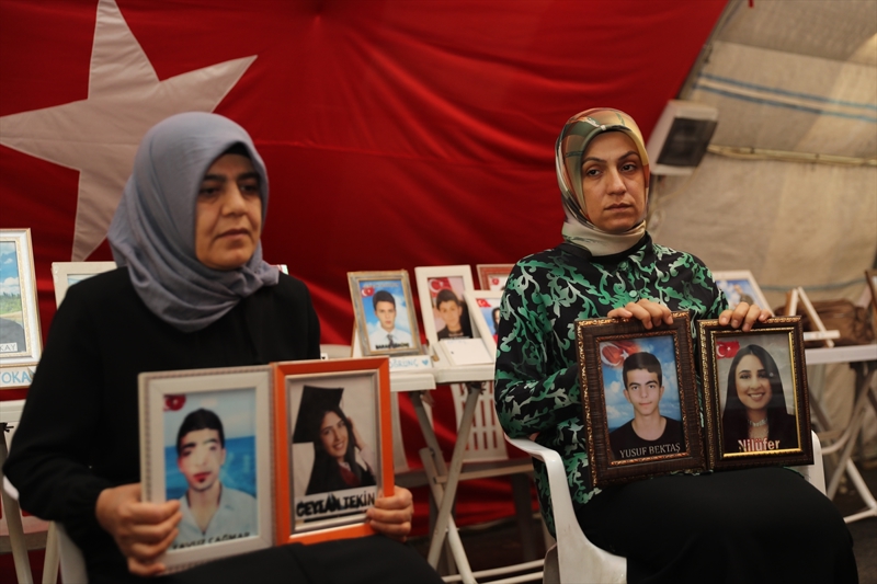 <p>Oğlu Yavuz için evlat nöbetini sürdüren anne Sevgi Çağmar ise 9 yıldır oğluna hasret olduğunu söyledi.</p>