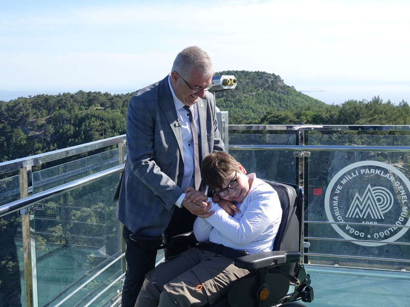 <p>Kazdağları Milli Parkı sınırları içindeki Cam Seyir Terası'na götürülen Muhammet, denize uzanan yemyeşil ormanı seyretme imkanı buldu. Muhammet'e eşlik eden Ertaş, onunla Şahinderesi Kanyonu ve Edremit Körfezi'ni kuş bakışı seyrederek, sohbet etti.</p>