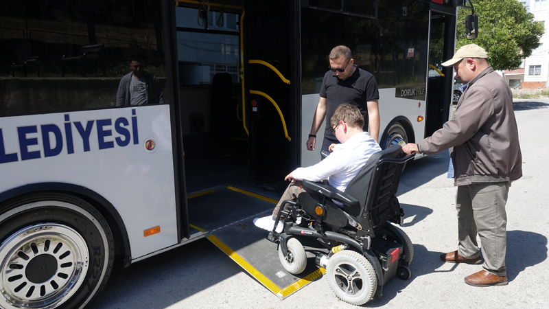 <p>Muhammet Hayran ise herkesi, her şeyi çok sevdiğini, burada olmaktan çok mutlu olduğunu dile getirdi. <span >Baba Mehmet Hayran da oğluna bu sevinci yaşatmalarından dolayı Ertaş ve belediye personeline teşekkür etti.</span></p>