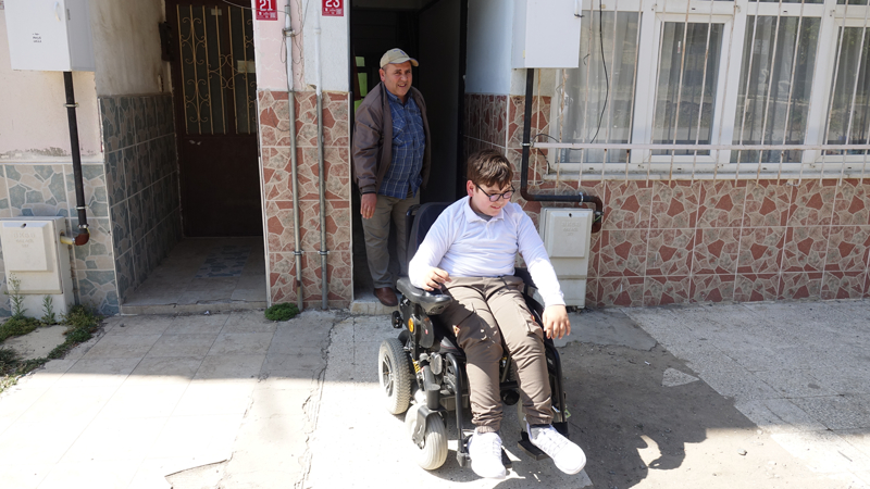 <p>Bunu yerine getirdiklerini belirten Ertaş, 'Burada birlikte seyir terasını ziyaret ettik. Bu da bize ciddi mutluluk verdi ama bu mutluluk sadece bize değil görüyorum ki Muhammet'e de çok ciddi bir mutluluk vermiş.' dedi.</p>