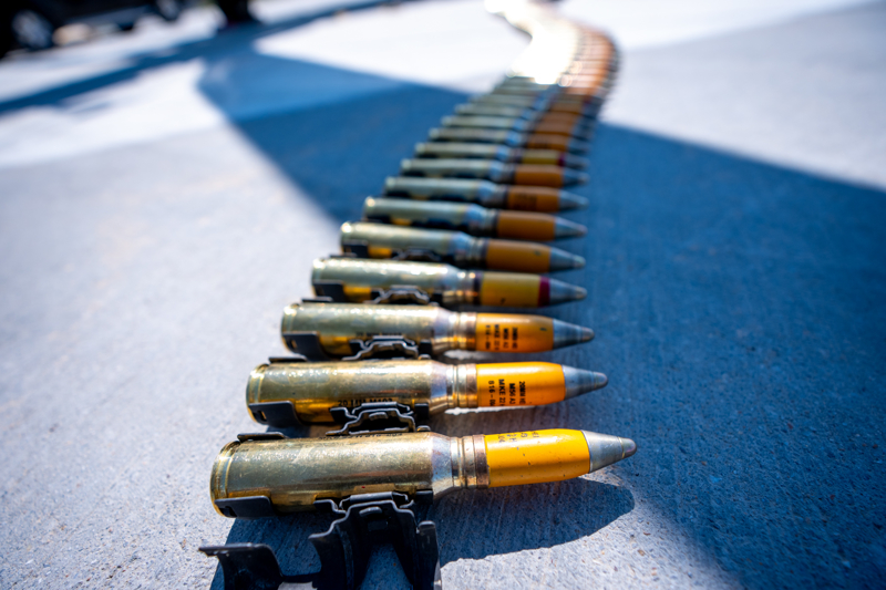 <p>Daha sonra 3. Ana Jet Üs Komutanlığından havalanan helikopterler, yaralı askeri kurtarmak için alana geldi. Hava unsurlarının alana kontrollü inmesinin ardından personel, çevre güvenlik önlemlerini alarak yaralı askeri helikoptere taşıdı.</p>