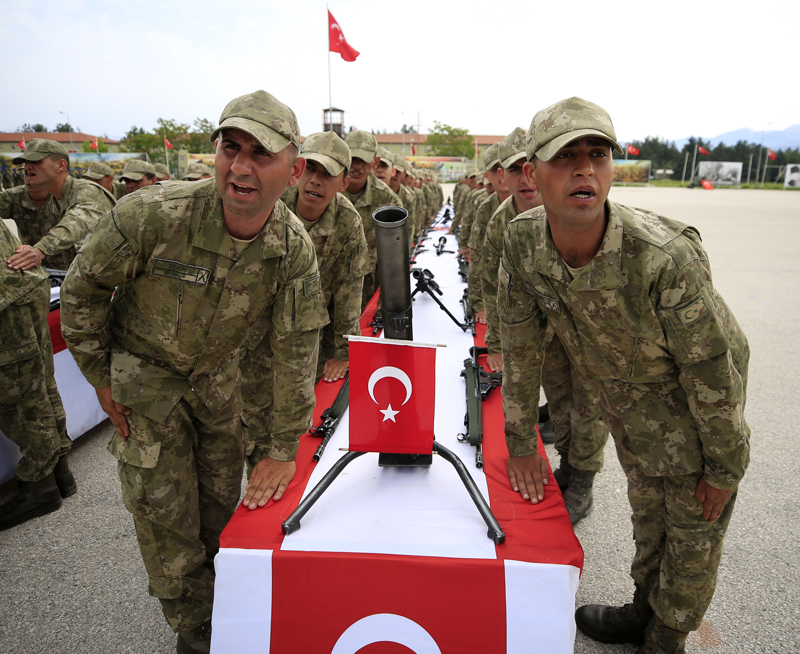 <p>E�itimlerini tamamlayan 169 asker, silaha ve T�rk bayra��na el basarak yemin etti.</p>