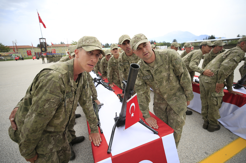 <p>T�rende konu�an Tu�general Ahmet A��k, askerlerin ettikleri yemine ba�l� kalarak vazifeyi namus bilerek �al��aca��na, parolalar�n�n vatan, bayrak ve �eref olaca��na, d�r�stl�k ve karakterden asla taviz vermeyeceklerine g�n�lden inand���n� belirtti.</p>