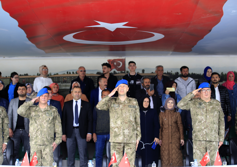 <p>Yaman, bayrak, vatan ve sancak n�beti s�ras�n�n kendilerine geldi�ini, �a�da� T�rkiye Cumhuriyeti'nin temel dayana�� olan Atat�rk ilke ve ink�laplar�n�n sars�lmaz bek�ileri olacaklar�n� vurgulad�.</p>