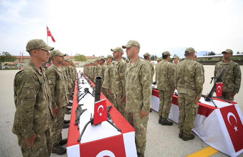 <p><b>- 'T�RK ASKER� OLMAK, MEHMET��K OLMAK B�R ONURDUR'</b><br></p><p>D�nyan�n en g��l� ordular�ndan ve daima ulusunun hizmetinde olan T�rk Silahl� Kuvvetleri'nin g�c�n� Atat�rk�� d���nce sisteminden, mutlak itaate dayal� disiplin anlay��� ve sars�lmaz birlik ve beraberlik ruhu ile y�ce T�rk milletinin kendilerine olan g�veninden, sevgisinden ald���na kaydeden A��k, 'T�rk askeri olmak, Mehmet�ik olmak bir onurdur. Askerlik g�revi, ileride �ocuklara, torunlara b�rak�lacak manevi bir mirast�r.' dedi.</p>