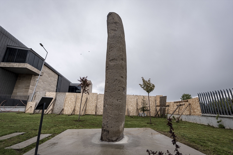 <p><b>'BU KADAR B�Y�K CESAMETTE �K�NC� �RNE�� �LKEM�ZDE BULUNMAMAKTADIR'</b><br></p><p>H�sn� Gen�, 'Dikili ta� co�rafyam�zdaki �n T�rklerin izleridir. M�sl�manl�ktan �nceki T�rklerin, yani milattan �nce 10 binlere kadar dayanan T�rklerin bu co�rafyada �zelikle b�lgemizde ve Erzurum`da oldu�unun en net i�areti ta� babalard�r. Bu kadar b�y�k cesamette ikinci �rne�i b�lgemizde ve �lkemizde bulunmamaktad�r.' dedi.</p>