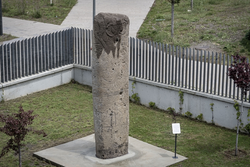 <p>G�vde k�sm�nda 5 s�ra kaz�ma �izgiden olu�an kemeri, ba� k�sm�nda kabartma olarak yap�lan iri g�zlerle, a��k olarak tasvir edilen a��zla ve a�a��ya do�ru uzanan kollar �eklindeki dikili ta�, 2021 y�l�nda K�lt�r ve Turizm Bakanl��� K�lt�r Varl�klar� ve M�zeler Genel M�d�rl���nce yap�lan incelemeler sonucu Valilik imkanlar�yla Erzurum M�ze M�d�rl���ne nakledildi.</p>