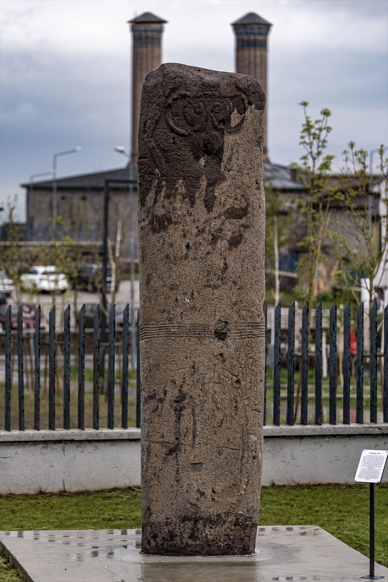 <p><b>'BUNUN TA� BABALARIN PROTOT�P� OLDU�UNU D���N�YORUZ'</b><br></p><p>Dikili ta��n T�rk tarihi a��s�ndan �nemli oldu�una i�aret eden Gen�, ��yle konu�tu: 'Tahsin hocam�z, ta��n tarihini milattan �nce10 binlere kadar g�t�rmektedir, kesin tarih s�ylenmemek kayd�yla dikili ta��, T�rk d�nyas�nda kullan�lan ta� babalar�n prototipi ve �nc�s� olarak nitelendiriyoruz. Bildi�imiz en y�ksek ta� babalar 3-4 metre iken bu dikili ta� 5,20 metre uzunlu�unda, 6-7 ton a��rl���nda, eni ise 1 metreden fazla. �zerinde b�y�k g�z, a��k a��z �eklinde dikkat �eken kabartma i�lenmi�. Bu ta� babalar�n ba�lang�c� olarak ge�iyor. M�zemizde �nik (e�siz-tek) eser olan �enkaya`da bulunan 2 bin 500 y�ll�k ta� baba heykelinde i�lemeler daha belirginken dikili ta��n i�lemeleri daha silik, bundan da bahisle bunun ta� babalar�n prototipi oldu�unu d���n�yoruz.'</p>