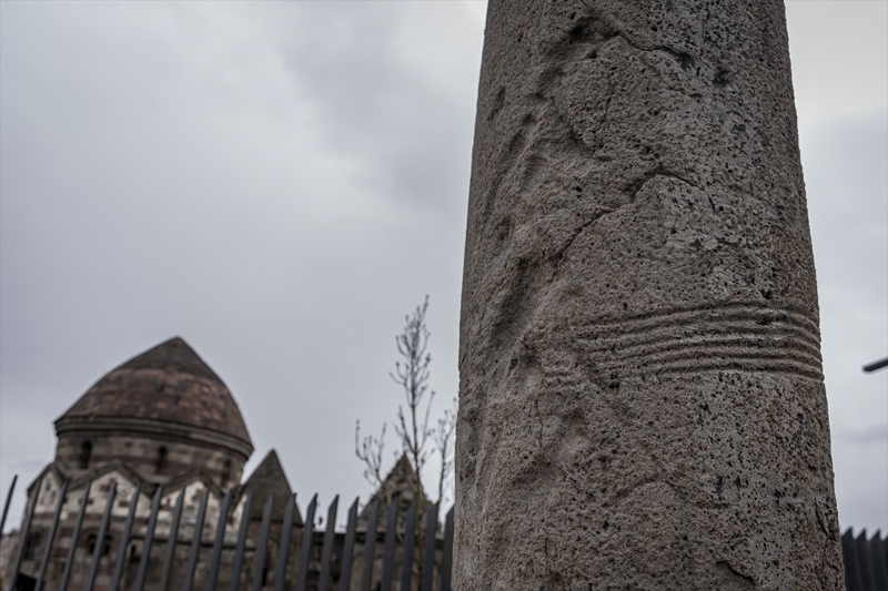 <p>Erzurum M�ze M�d�r� Arkeolog H�sn� Gen�, 1995 y�l�nda ka�ak kaz�larla ortaya ��kan dikili ta��n Atat�rk �niversitesinden G�zel Sanatlar Fak�ltesi ��retim �yesi merhum Prof. Dr. Tahsin Parlak taraf�ndan tespit edildi�ini, yap�lan giri�imler sonucu ta��n Oltu Meslek Y�ksek Okulu bah�esine, daha sonra Oltu Belediyesine ait Gen�lik Park�`na konuldu�unu s�yledi.</p>