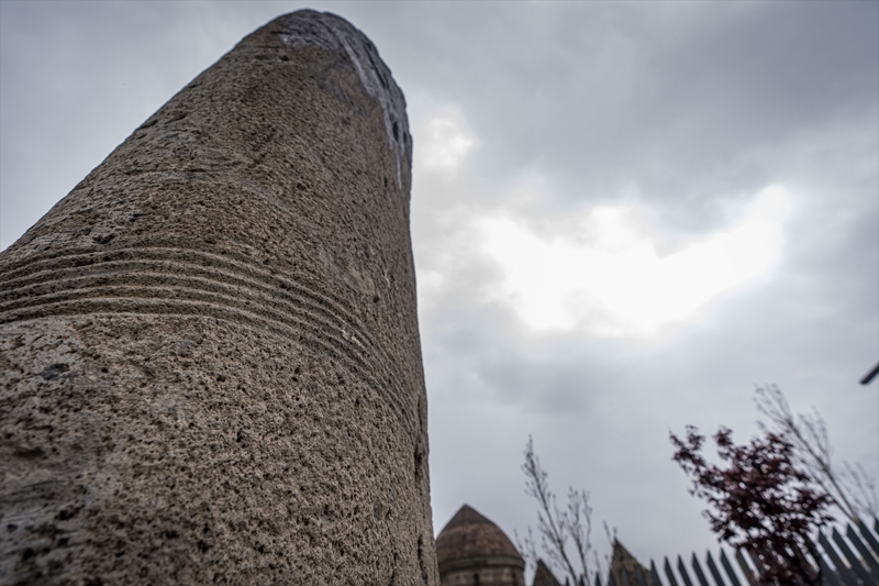 <p>Bu b�y�kl�k ve a��rl�kta T�rkiye`de �rne�i olmayan, arkeologlara g�re T�rk tarihini milattan �nce 10 binli y�llara dayand�ran dikili ta�, bak�m ve onar�m�n�n ard�ndan ge�en y�l Erzurum M�zesi bah�esine konuldu.</p>