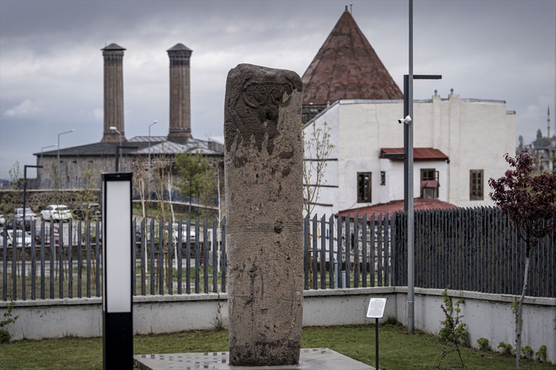 <p>�nsano�lunun ilk �a�dan bug�ne uzanan ser�veniyle ilgili materyallerin yer ald��� m�zede sergilenen dikili ta�, kentteki nadide tarihi eserler aras�nda yer al�yor.</p>