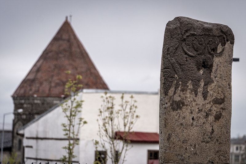 <p>Gen�, �nik eser olan devasa b�y�kl�k ve a��rl�ktaki dikili ta��n, ziyaret�ilerin �zellikle dikkatini �ekti�ini anlatt�.</p>