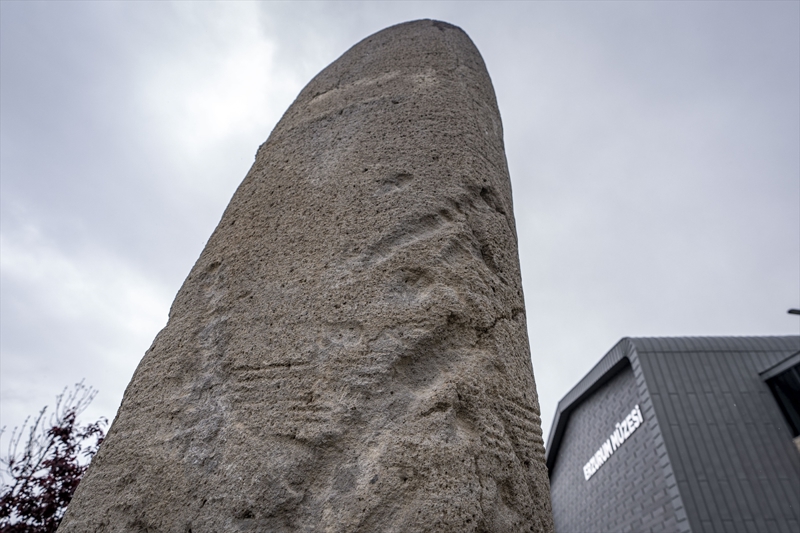 <p>Bu ta�lar�n T�rk d�nyas�nda ya�am�� b�y�k devlet adamlar� gibi �nemli ki�ilerin an�s�na mezarlar�n ba��na ya da onlar i�in yap�lan kurganlar�n �st�ne dikildi�ini s�yleyen Gen�, �unlar� kaydetti: 'Kadim �ehir Erzurum milattan �nce paleolitik d�nemlerden neolitik d�nemlere kadar geni� bir ya�am alan�na sahip ve kesintisiz bir ya�am s�r�lm�� nadide �ehirlerimizden biri. �limiz ve genelinde o d�nemlerden g�n�m�ze kadar �ok say�da �e�itli eser profili m�zemizde mevcut. Bunlardan bir kalemi ise ta� eserler. M�zemizin bah�esinde ve i�inde ta� eserler b�l�m� var. Ta� eserleri kronolojik s�raya ve �nemine g�re bir sergiledik. Bu sergiler ziyaret�ilerimiz taraf�ndan takdirle kar��lanmakta ve be�eni toplamaktad�r. Ta� baba ve dikili ta� prototipi ziyaret, turizm ve T�rk tarihi a��s�ndan �nem arz etmektedir.'</p>