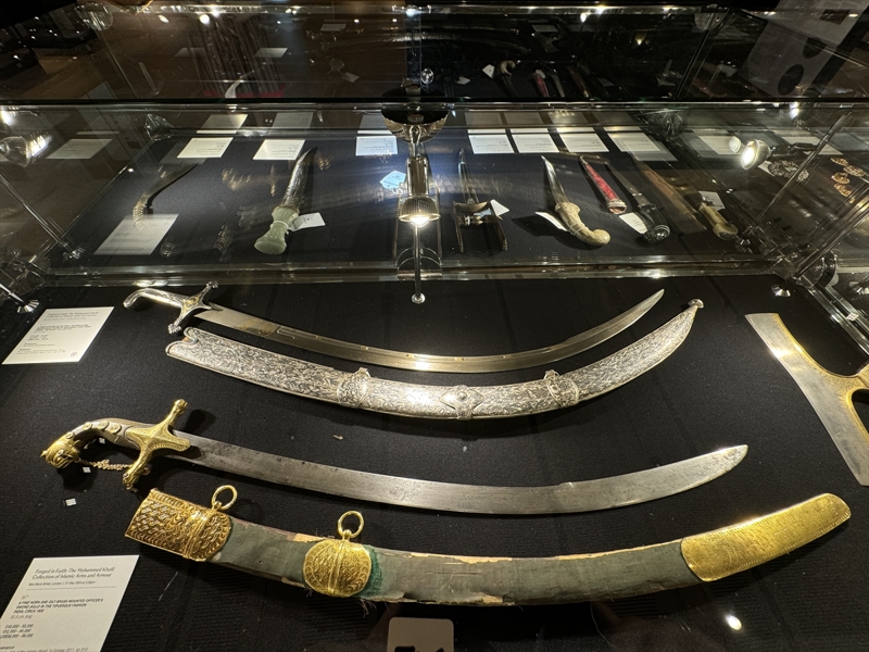 <p>Müzayedede Safevi devletine ait zırhlar, Memlük devletine ait miğferlerin yanı sıra çiçek desenleriyle süslenmiş bir Osmanlı yayı açık artırmaya çıkarılacak.</p>