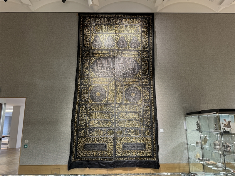 <p>Satılacak Osmanlı eserleri arasında biri William Samuel Newton'a verilen Mecidiye nişan beratı olmak üzere iki padişah fermanı da yer alıyor.</p>