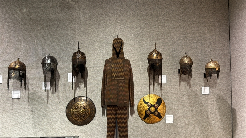 <p>Madalyonu çevreleyen yazıda, 'Magnus Princep, Magnus Amiras, Sultan Dns Memomet (Büyük Prens, Büyük Emir, Sultan Mehmet Efendi)' yazdığını söyleyen White, kavuğun ise çiçek ve tüy detaylarıyla süslendiğini kaydetti.</p>