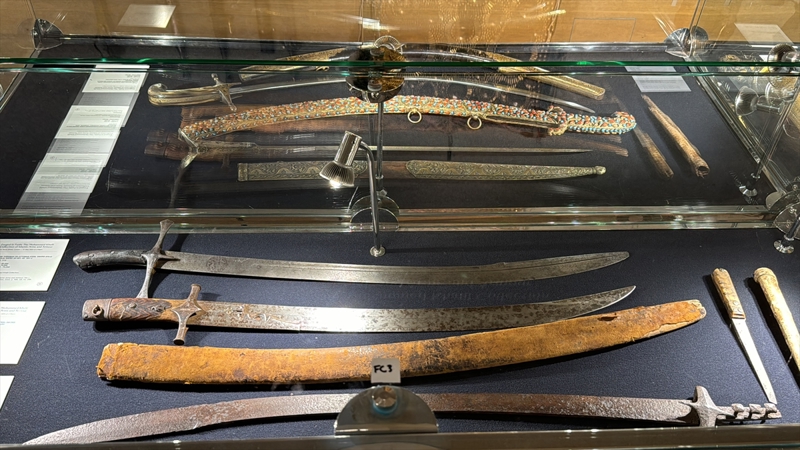 <p>Müzayedede Mohammed Khalil koleksiyonuna ait İslam dünyasını tarihte kullandığı silahlar ve askeri kıyafetler de satışa çıkarılacak.</p>