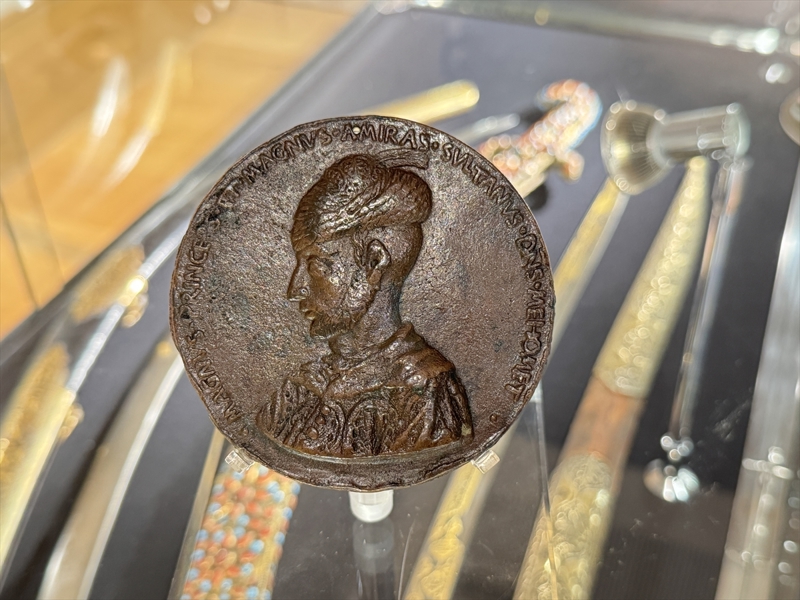 <p>Detaylara bakarak madalyonu 1450'ye tarihlediklerini söyleyen White, 'Madalyonda Fatih, 'Magnus Princep (Büyük Prens)' şeklinde tasvir edilmiş. Madalyonu çevreleyen ifadeler bize gençlik yıllarında yapıldığını gösteriyor çünkü bu, bir imparatorluk ünvanı değil. Bu ifade aynı zamanda 1440'larda Osmanlı ile Venedik arasında yapılan bir anlaşmada da kullanılmış. O yüzden 1450'ye tarihledik.' diye konuştu.</p>