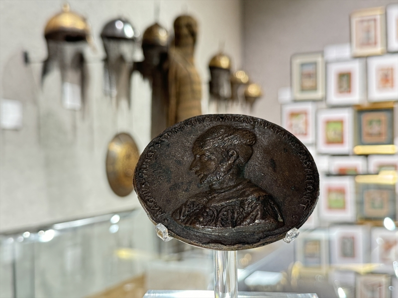 <p>Madalyonun 20 yıl önce bir koleksiyonda keşfedildiği ana kadar Gentile Bellini'nin Fatih tablosunun en eski Fatih portresi olarak bilindiğini anlatan White, madalyondaki detayları anlattı.</p>