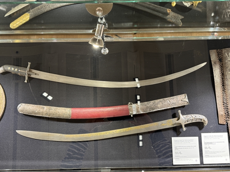 <p>Fil başlıklarından hançerlere pek çok askeri ürünün arasında, üzerinde boydan boya altın yaldızla Ayetel Kürsi yazılı bir Osmanlı kılıcı da bulunuyor.</p>