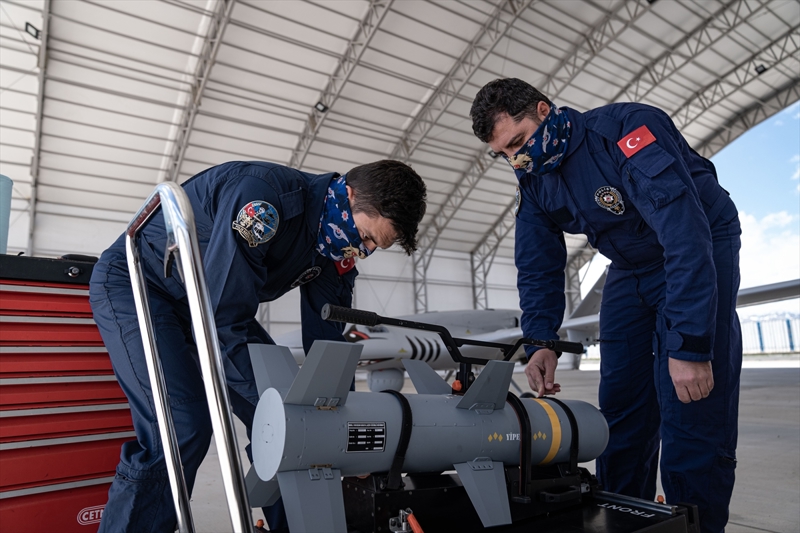 <p class='MsoNormal'>l Emniyet Mdr Kadir Yrtar, AA muhabirine, pilotlarn  kumanda merkezinde yksek znrlkteki grntleri izleyerek sorumluluk  blgelerini gece gndz gzleyip terristler ile sulular aradn syledi.</p>