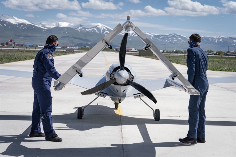 <p class='MsoNormal'>Havacln, emniyetin gz bebei ubelerinden olduunu  belirten Yrtar, '(Havaclk ube) Terr, narkotik konular ve her trl  operasyonda tekilatmza destek unsuru olarak havadaki gzmz olarak 24 saat  hizmet vermektedir.' dedi.</p>